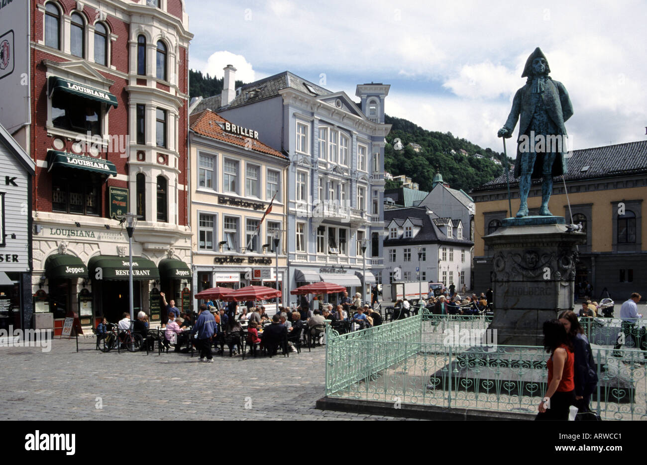 Centro di Bergen con statua di Ludvig Holberg famoso scrittore nato a Bergen 1684 Foto Stock