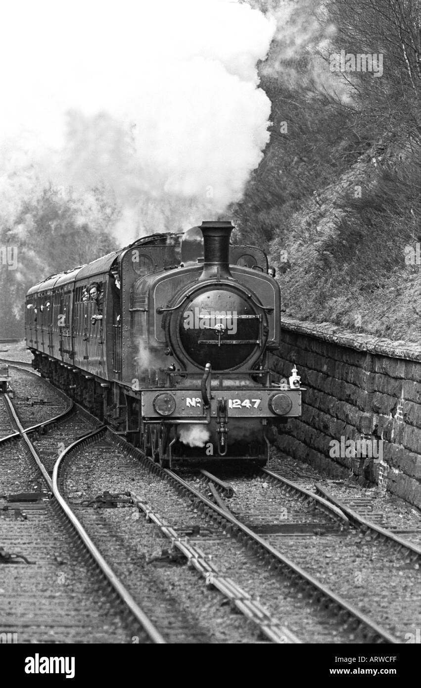 Locomotiva a vapore a tirare in alto il gradiente nella stazione a Goathland North Yorkshire Foto Stock