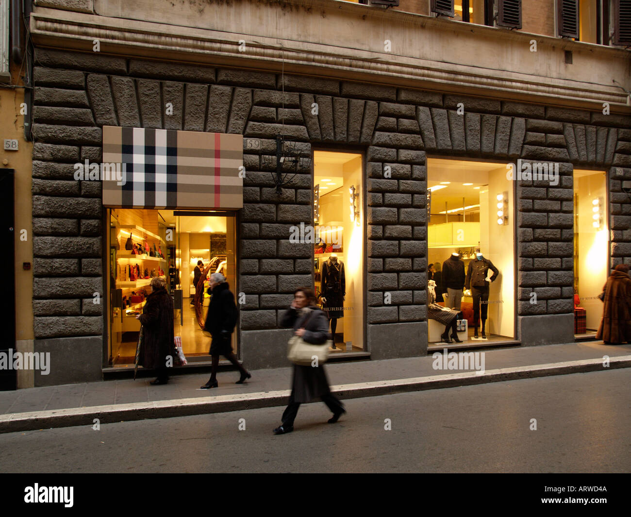 Burberry s store Via dei Condotti Roma Italia Foto stock - Alamy