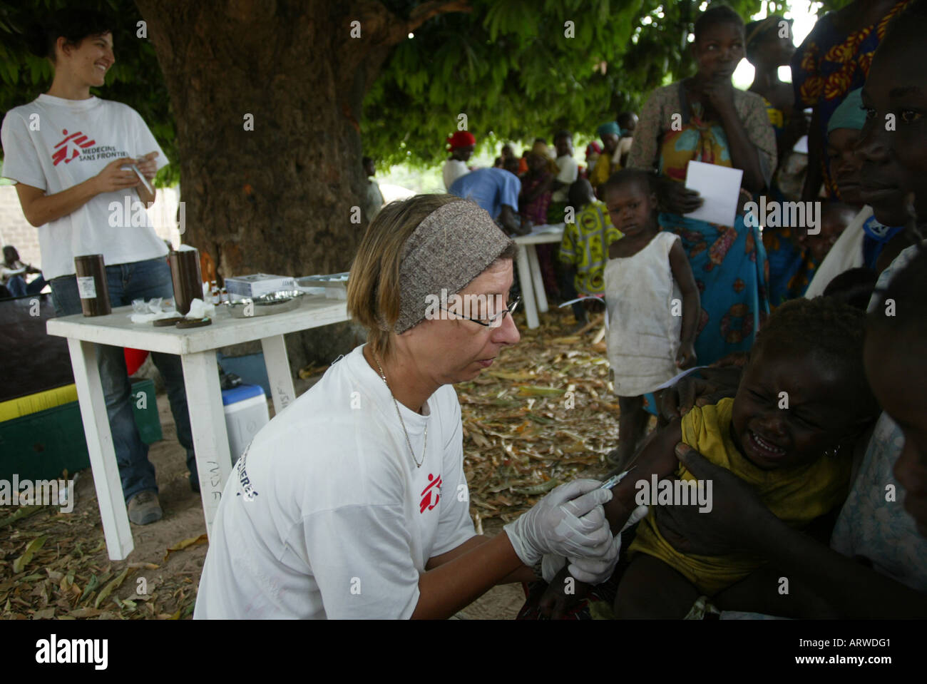 Medicins sans frontieres e UNHCR aiutare i rifugiati dal car nei campi profughi in Ciad Foto Stock