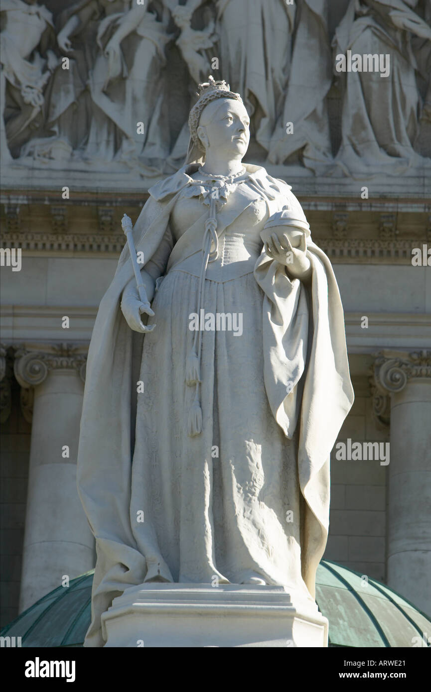 Belfast City Hall e la statua della regina Victoria, Irlanda del Nord Foto Stock