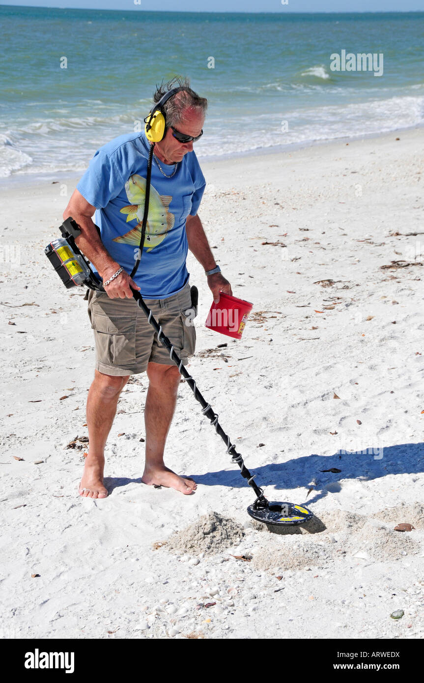Senior maschio utilizza metal detector per trovare gli oggetti su una  spiaggia a Napoli Florida induzione elettromagnetica FL US Stati Uniti Foto  stock - Alamy
