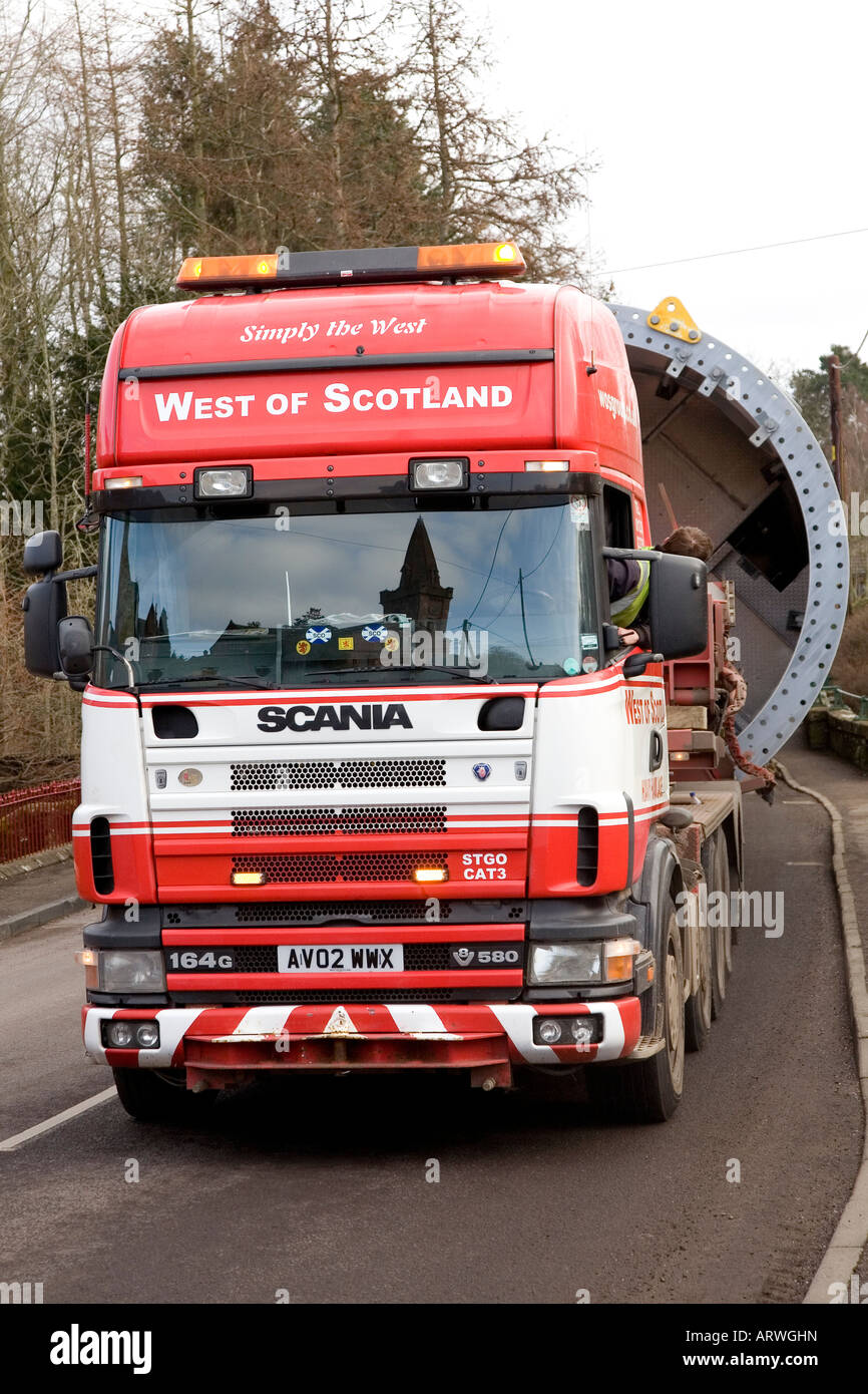 Dare Svaergods Trasporto Il trasporto di merci su strada, offrendo prendendo le torri a turbina eolica, componenti per centrali eoliche al sito Drumderg, Alyth, Scotland, Regno Unito Foto Stock