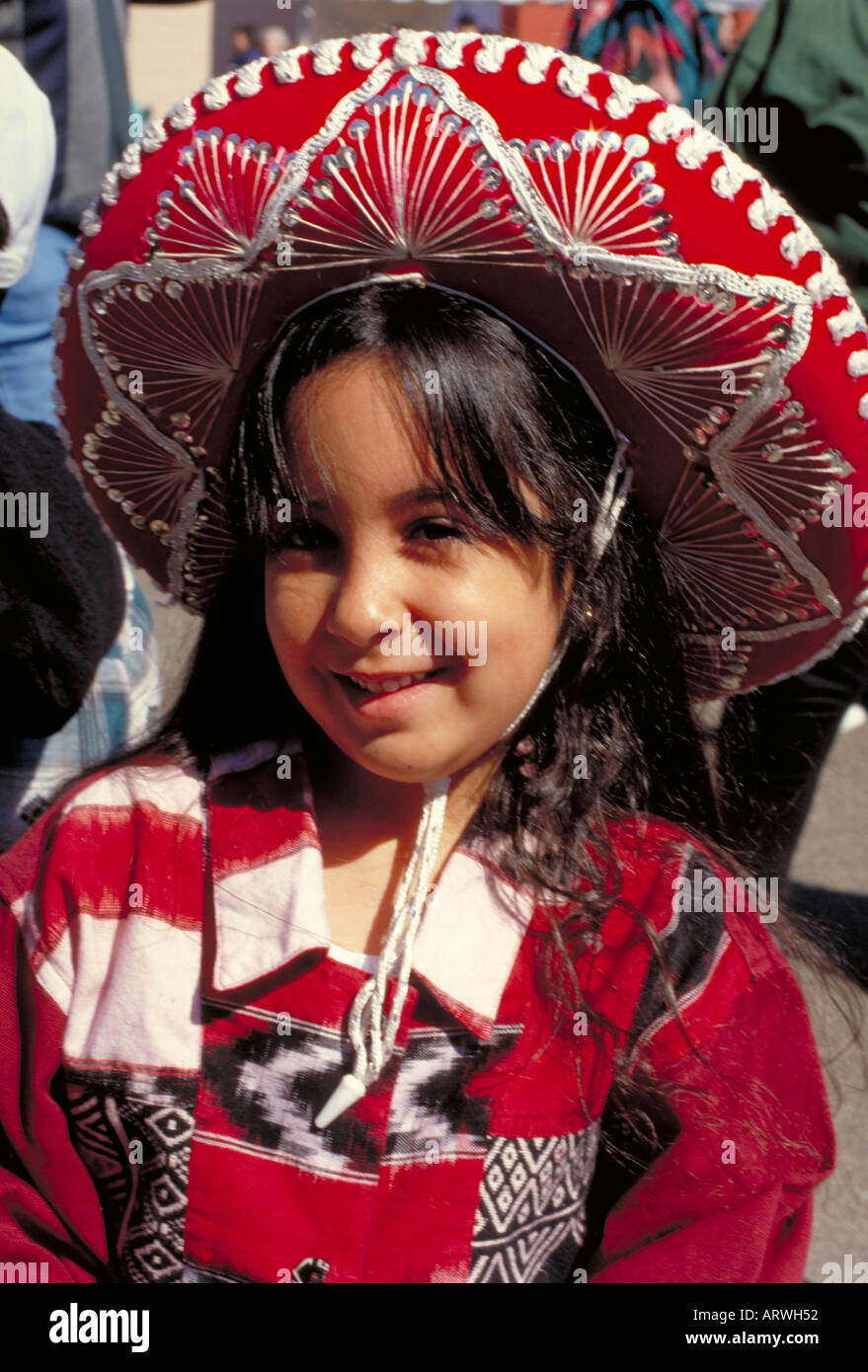 Ragazza 6 anni indossando vestiti etnici al Cinco de Mayo Festival. St Paul Minnesota USA Foto Stock