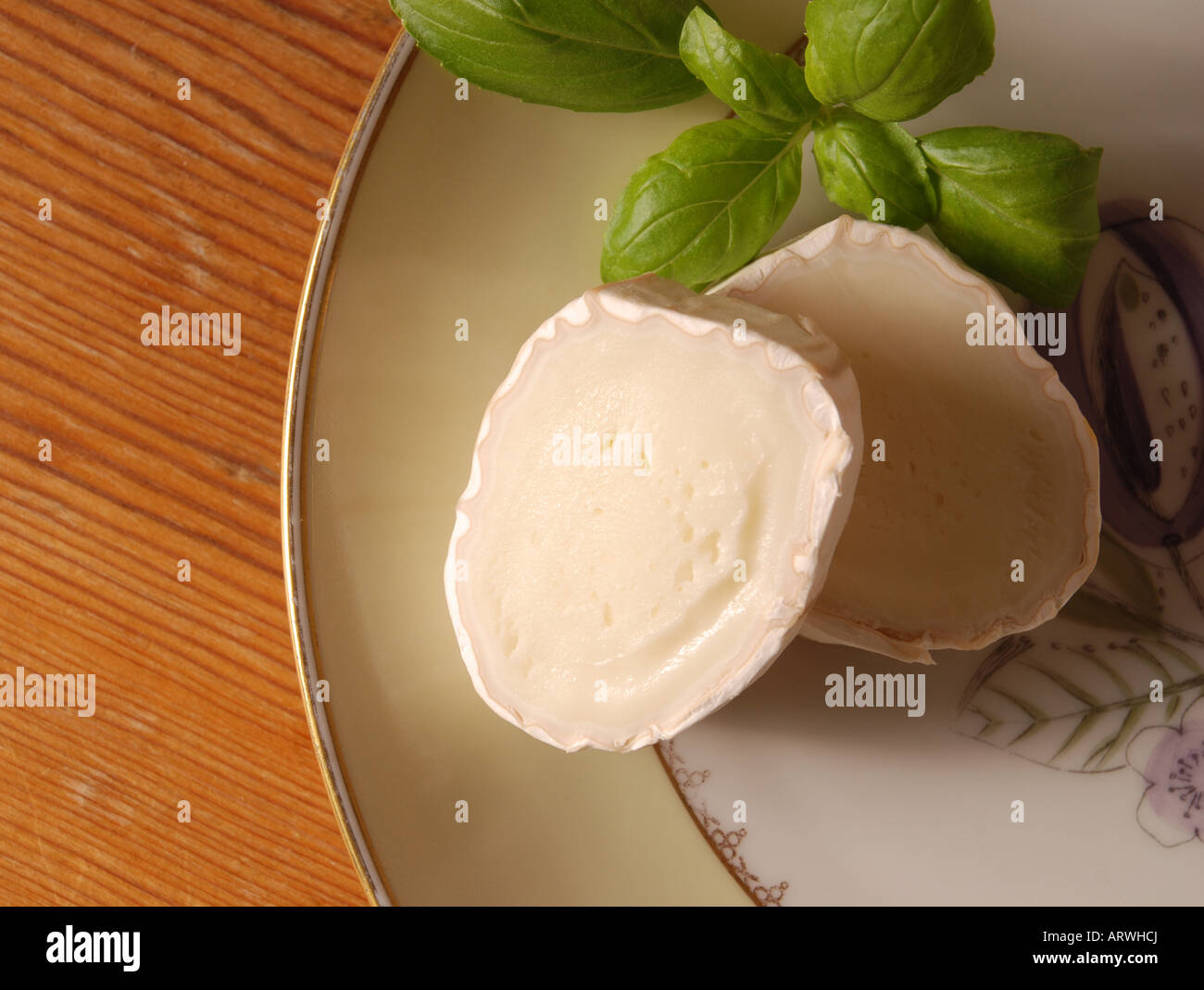 Formaggio di capra su una lastra decorata Foto Stock