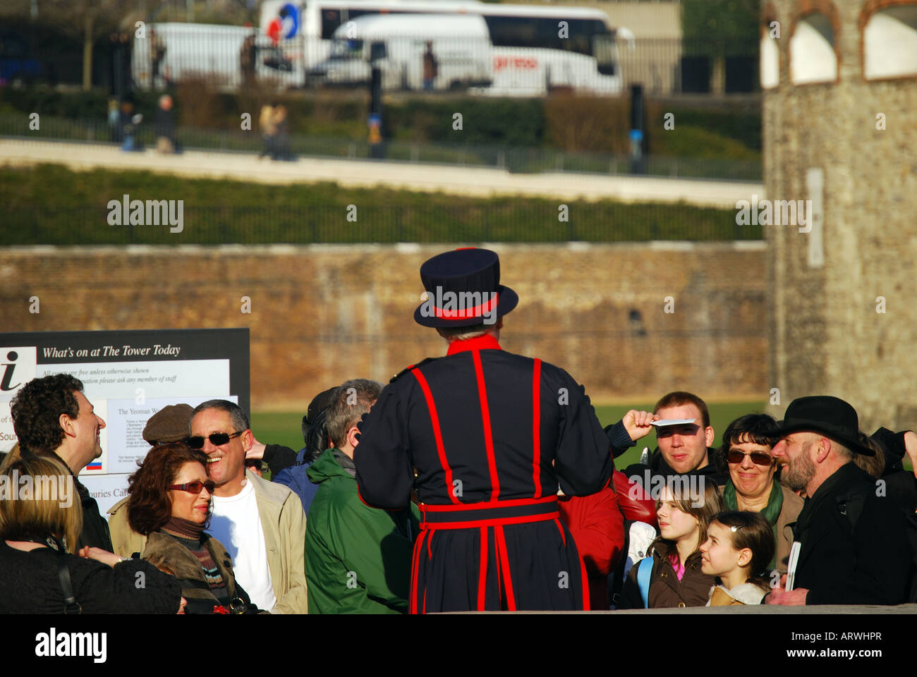 Beefeater (Yeomen Warder) Tour, Torre Di Londra, Tower Hill, London Borough Of Tower Hamlets, Greater London, Inghilterra, Regno Unito Foto Stock