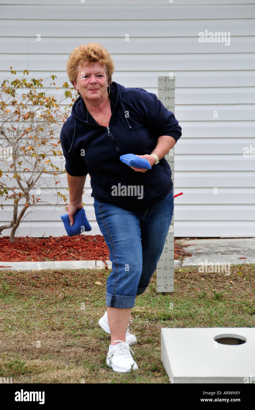 Femmina senior pensionati cittadini gioco di bean bag lanci in un veicolo per attività ricreative camping park in Bonita Springs Florida Foto Stock