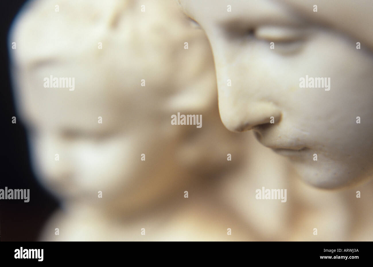 Close up di un modello in gesso della Vergine Maria che tiene il bambino Gesù Cristo con le loro facce visto dal lato Foto Stock