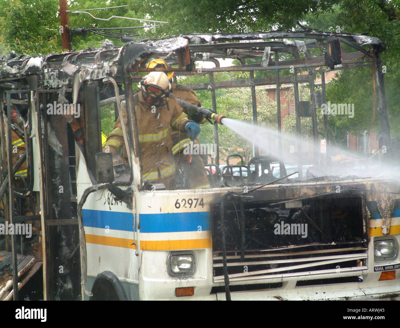 I pompieri spengono un bus fire in Greenbelt Md Foto Stock