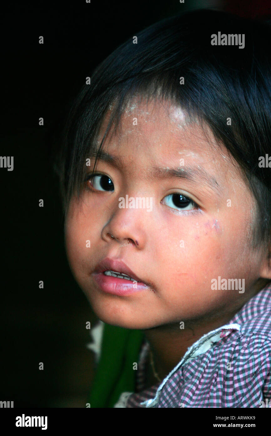 Bambini birmani a Bagaya Kyaung a Ava, (Inwa), vicino a Mandalay, Birmania (Myanmar) Foto Stock