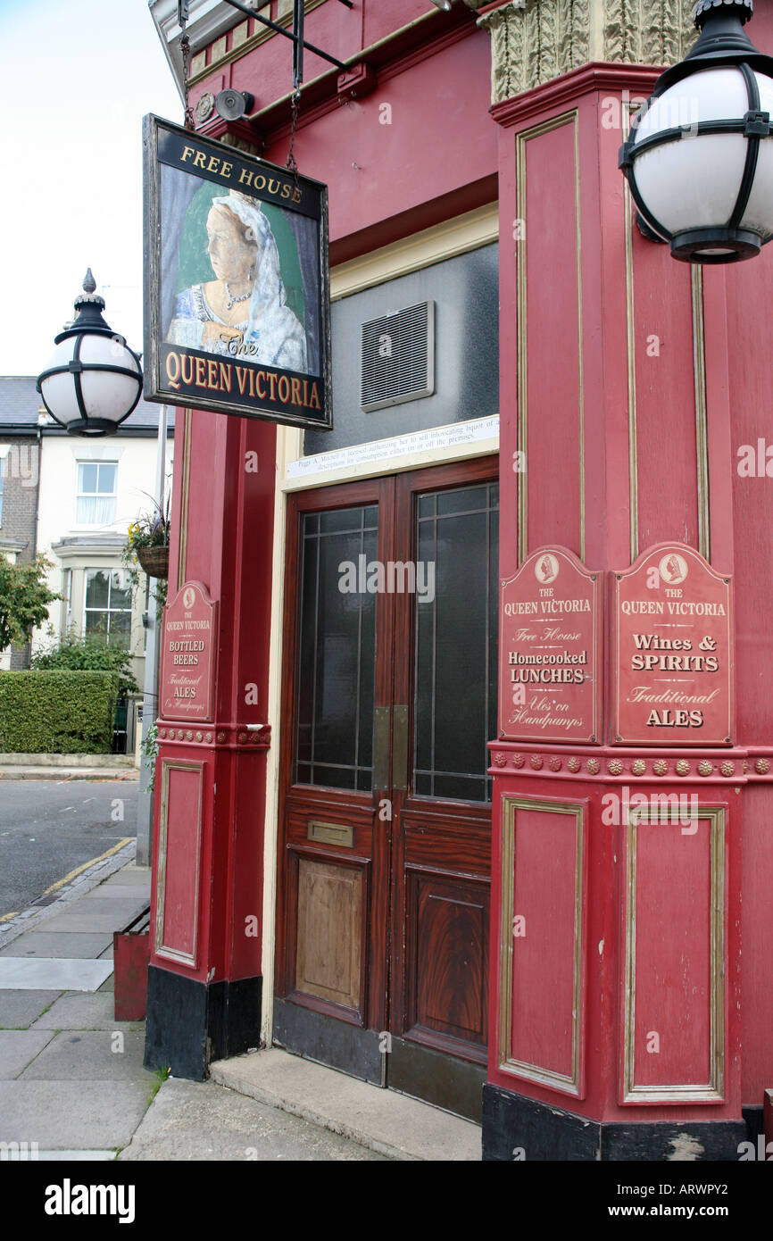 Esterno della regina Victoria Pub sul set di Albert Square, EastEnders, Elstree, Inghilterra Foto Stock