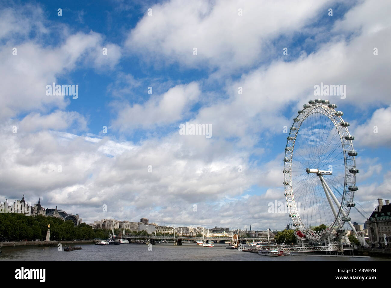 Aperto per la prima volta nel 2000, il London Eye (talvolta chiamato il Millenium ruota) è una delle maggiori attrazioni turistiche di Londra Foto Stock