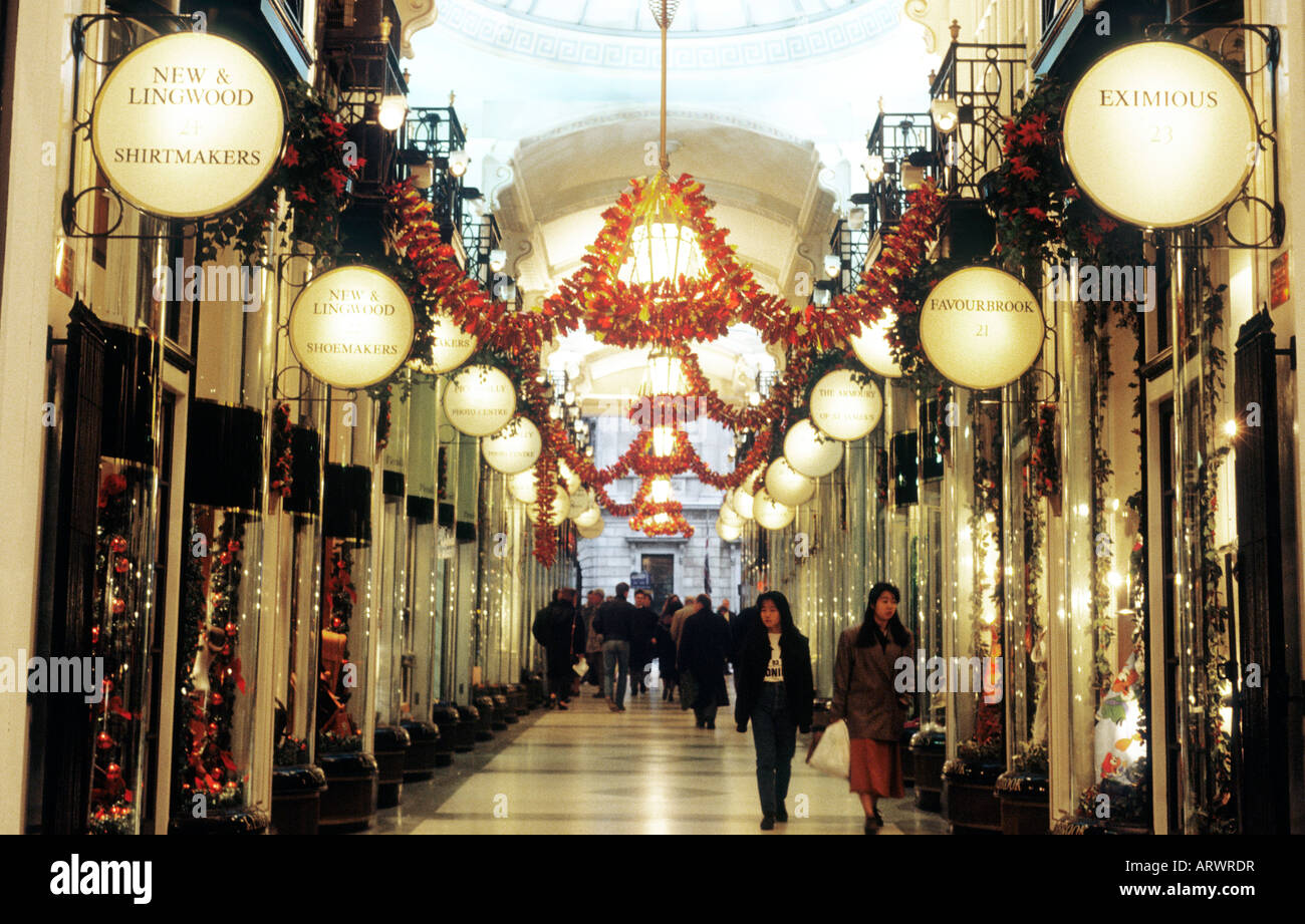 Princes Arcade Piccadilly Londra Christmas inverno negozi di shopping shoppers Inghilterra decorazioni DEL REGNO UNITO Foto Stock