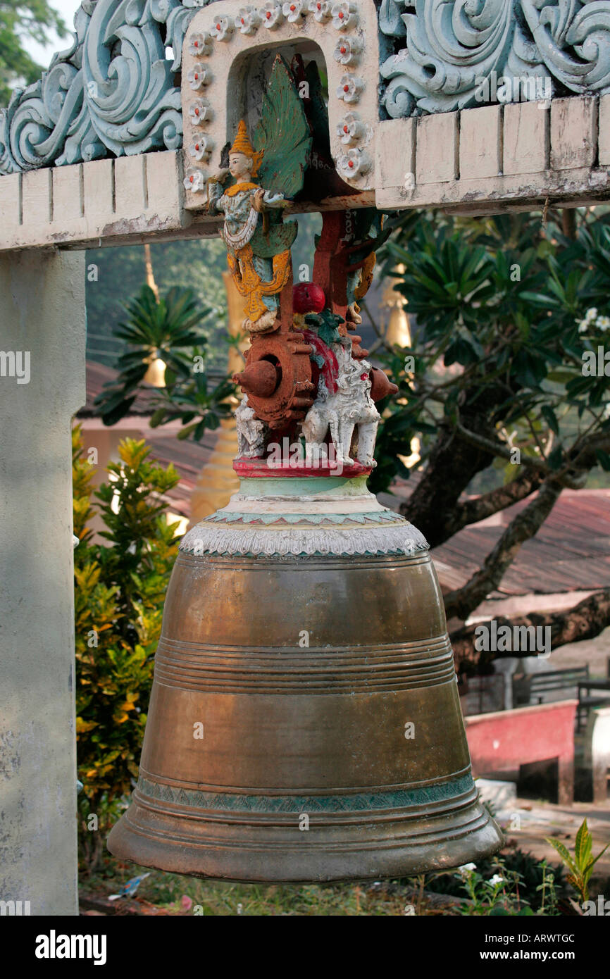 Tempio campana al Kyaikpun Paya, vicino a Bago, Birmania (Myanmar) Foto Stock