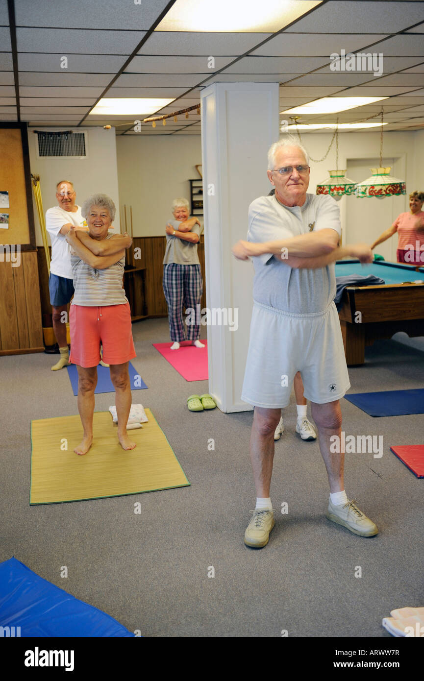 I cittadini anziani uomini e donne exercisiing per mantenere la salute Foto Stock