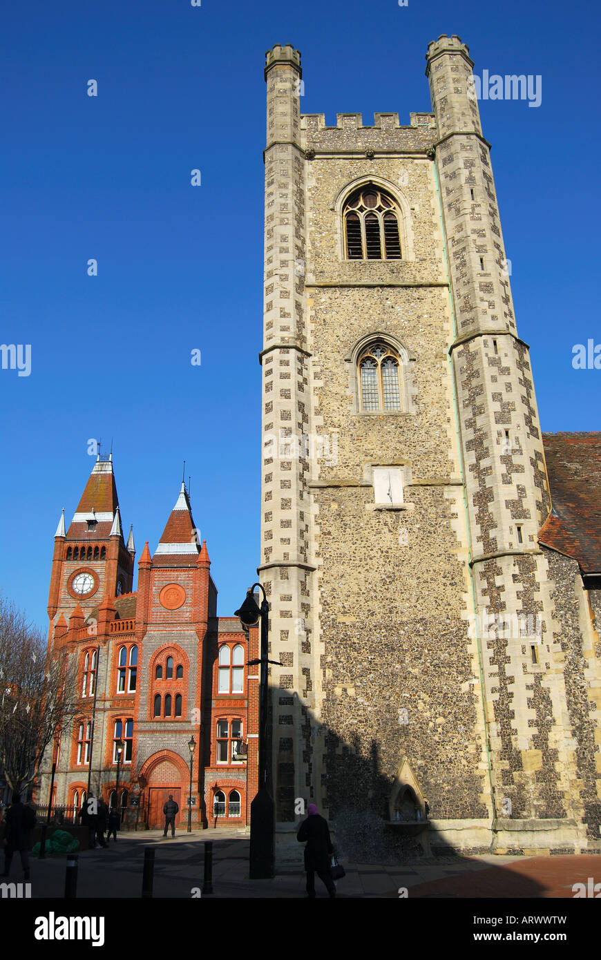 San Lorenzo torre della chiesa e il Municipio, il mercato del burro, Reading, Berkshire, Inghilterra. Regno Unito Foto Stock
