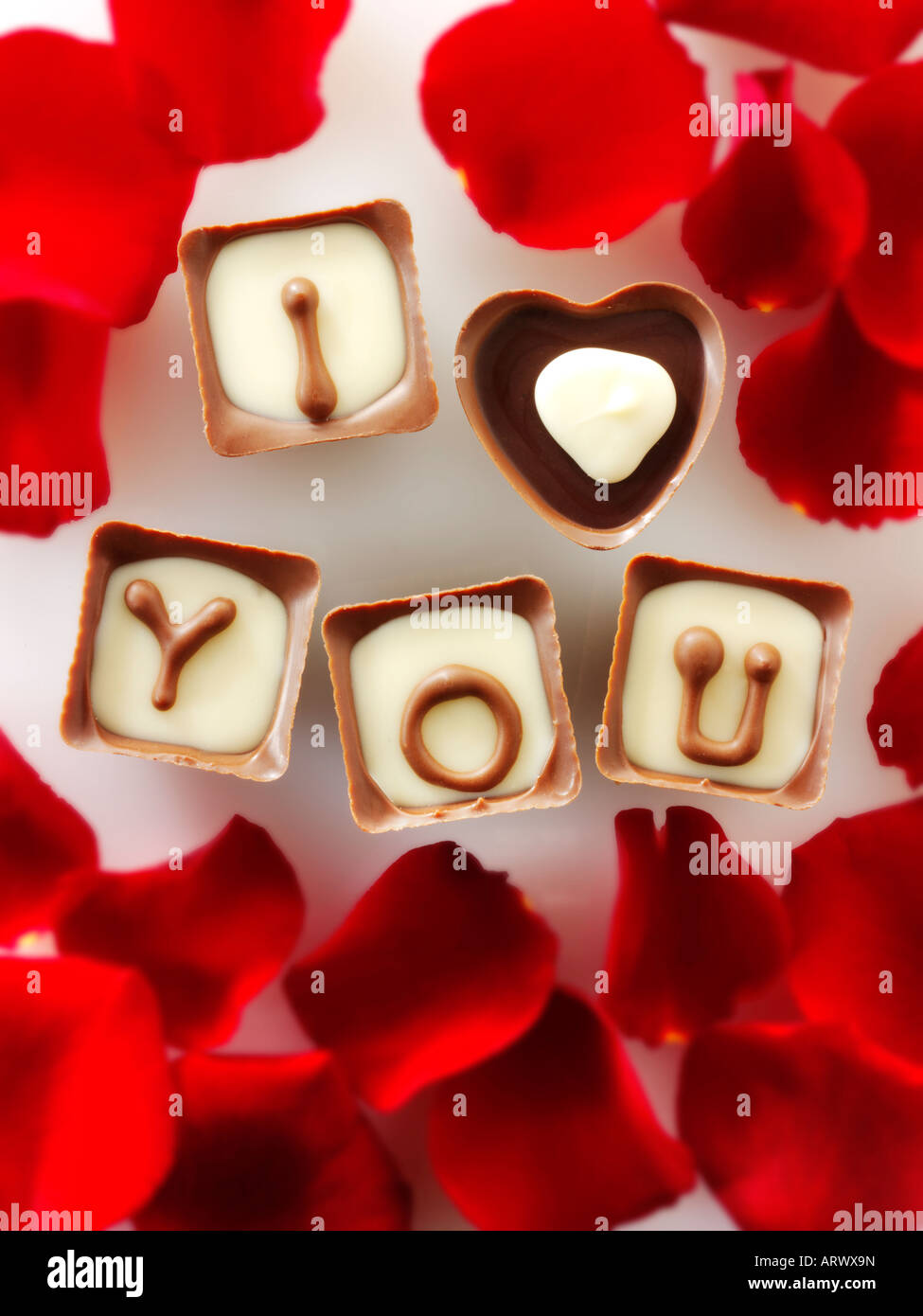 Ti Amo scritta nel cuore rosso a forma di cioccolatini Foto Stock