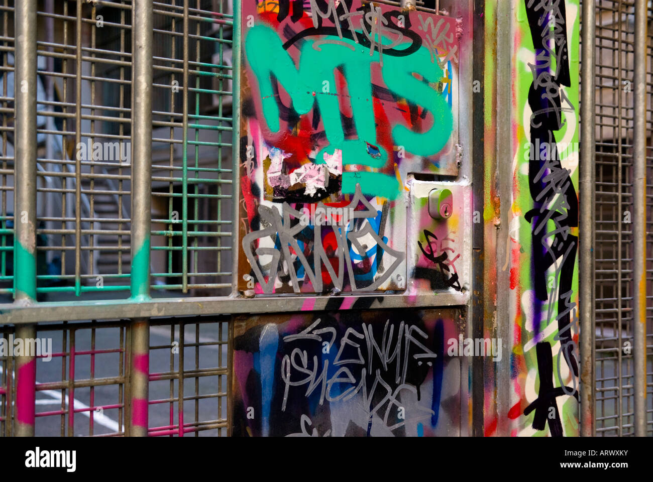 Graffiti su un cancello di sicurezza Foto Stock
