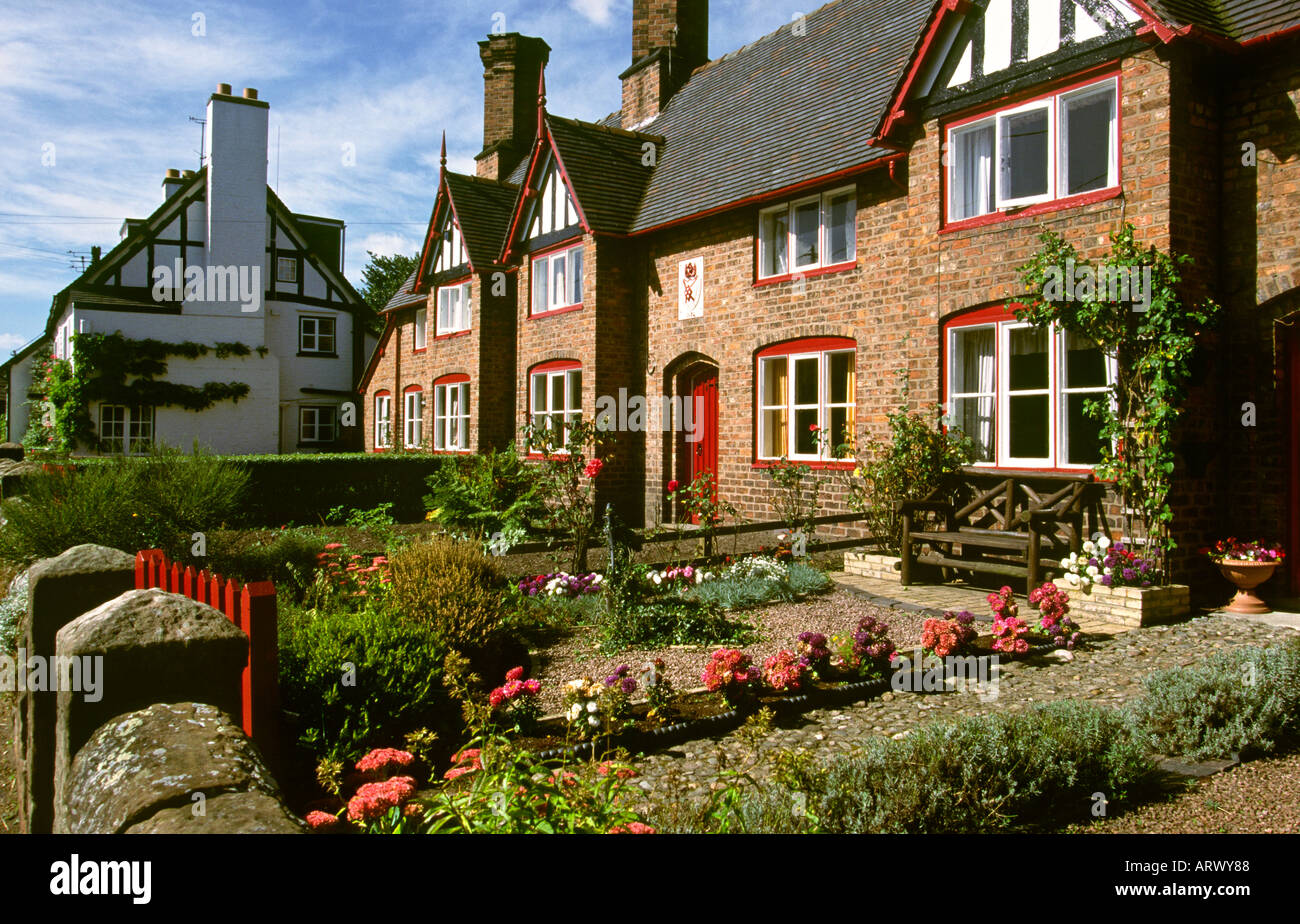 Cheshire Bunbury village cottage gardens Foto Stock