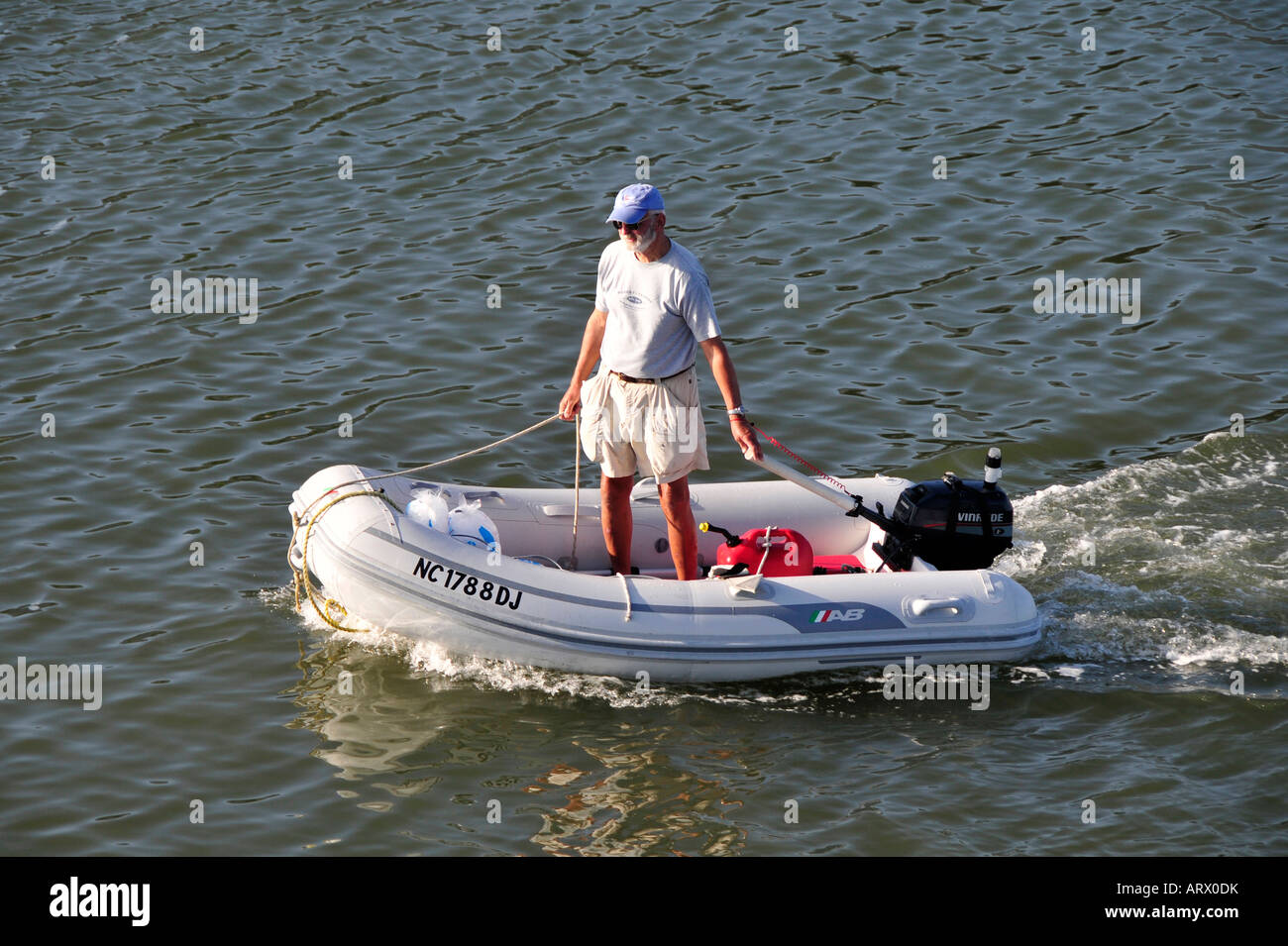 Maschio adulto in una barca a vela in gommone nel Porto di Fort ft myers beach florida navigabile intercoastal FL US Stati Uniti Foto Stock