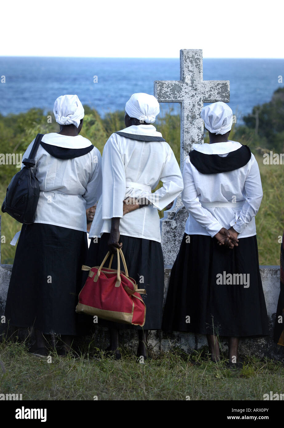 Donna locale guardare al cimitero dove diversi primi missionari scozzesi sono sepolti Bandawe missione Malawi Foto Stock