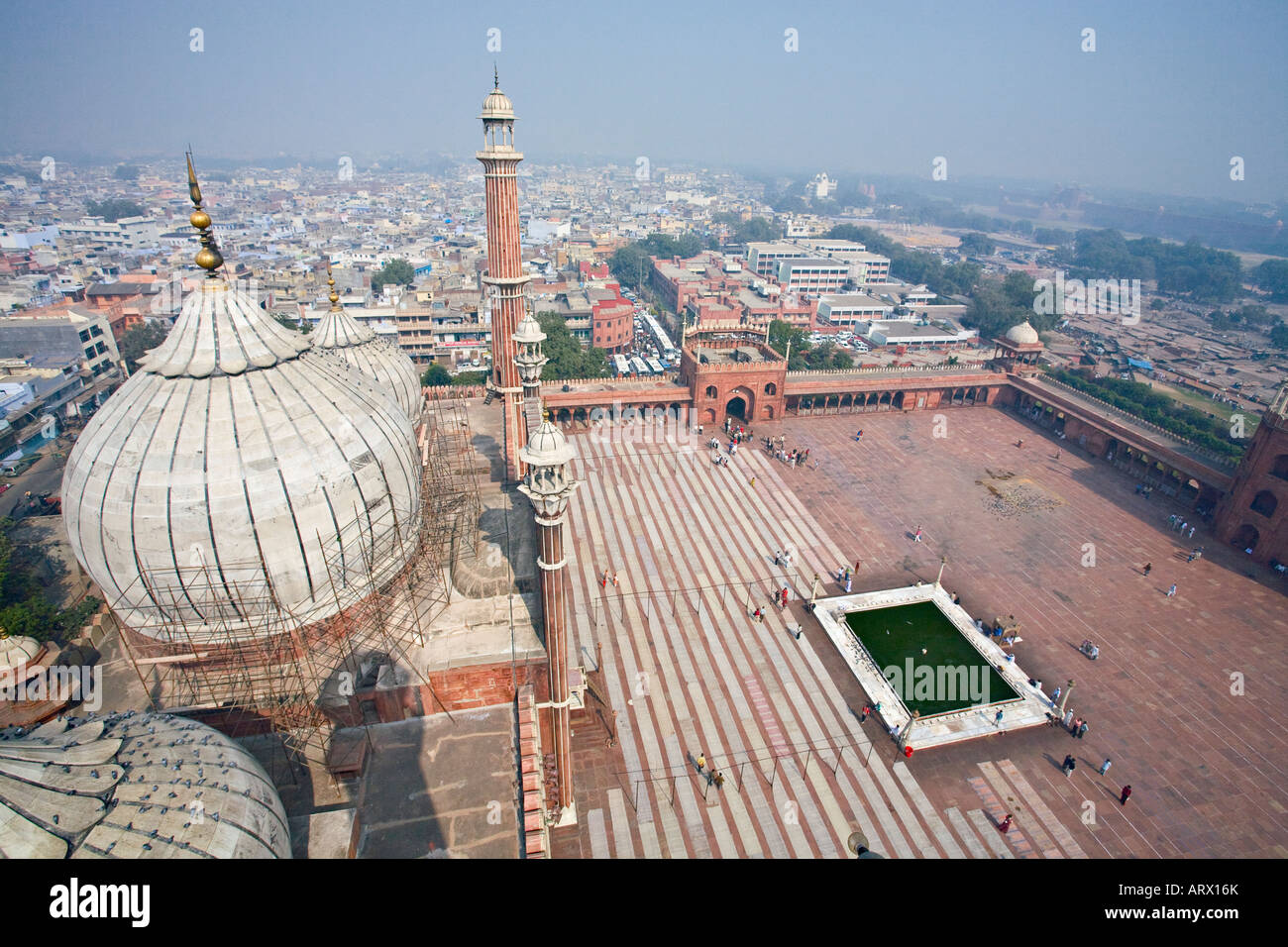 Jama Masjid moschea visto da uno dei suoi minareti, Vecchia Delhi, India Foto Stock