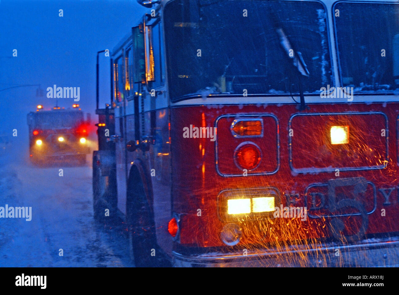 Motore Fire in un inverno tempesta di neve Foto Stock