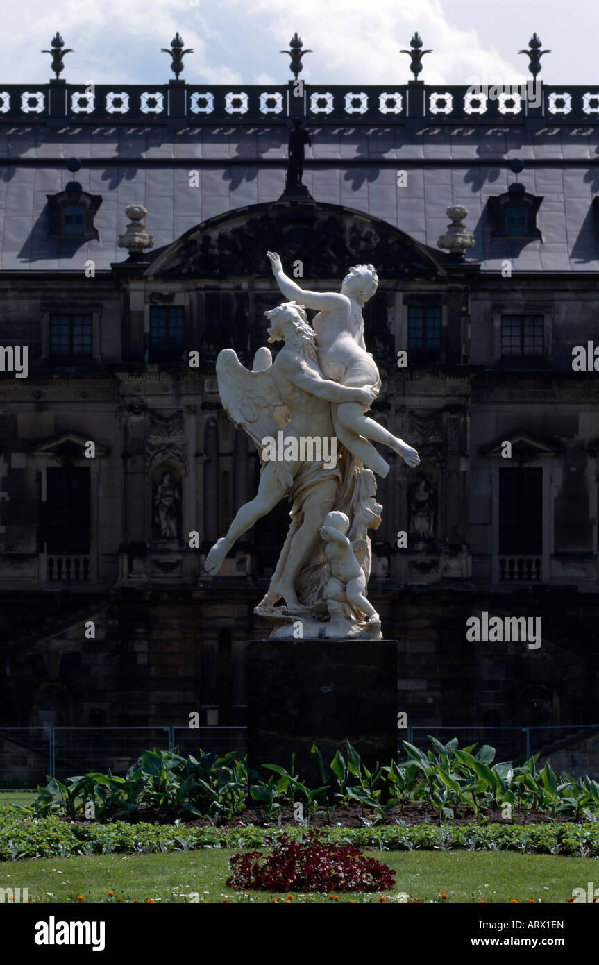 A Dresda, Großer Garten, Die Zeit entführt die Schönheit (Balestra) vor dem Palais Foto Stock