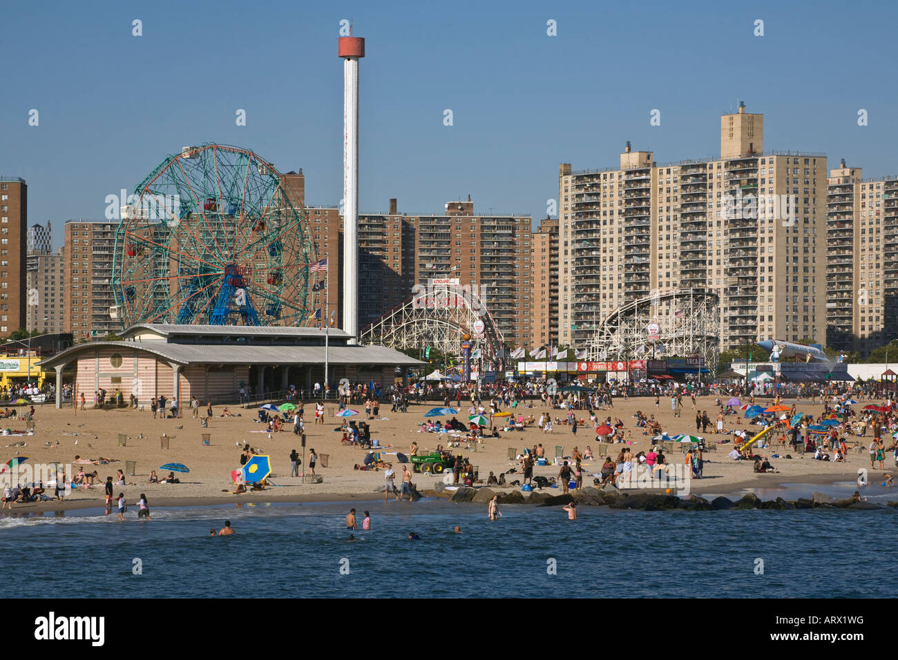 Vista dal molo del parco di divertimenti e a basso reddito sviluppi di alloggiamento di Coney island NEW YORK CITY Foto Stock