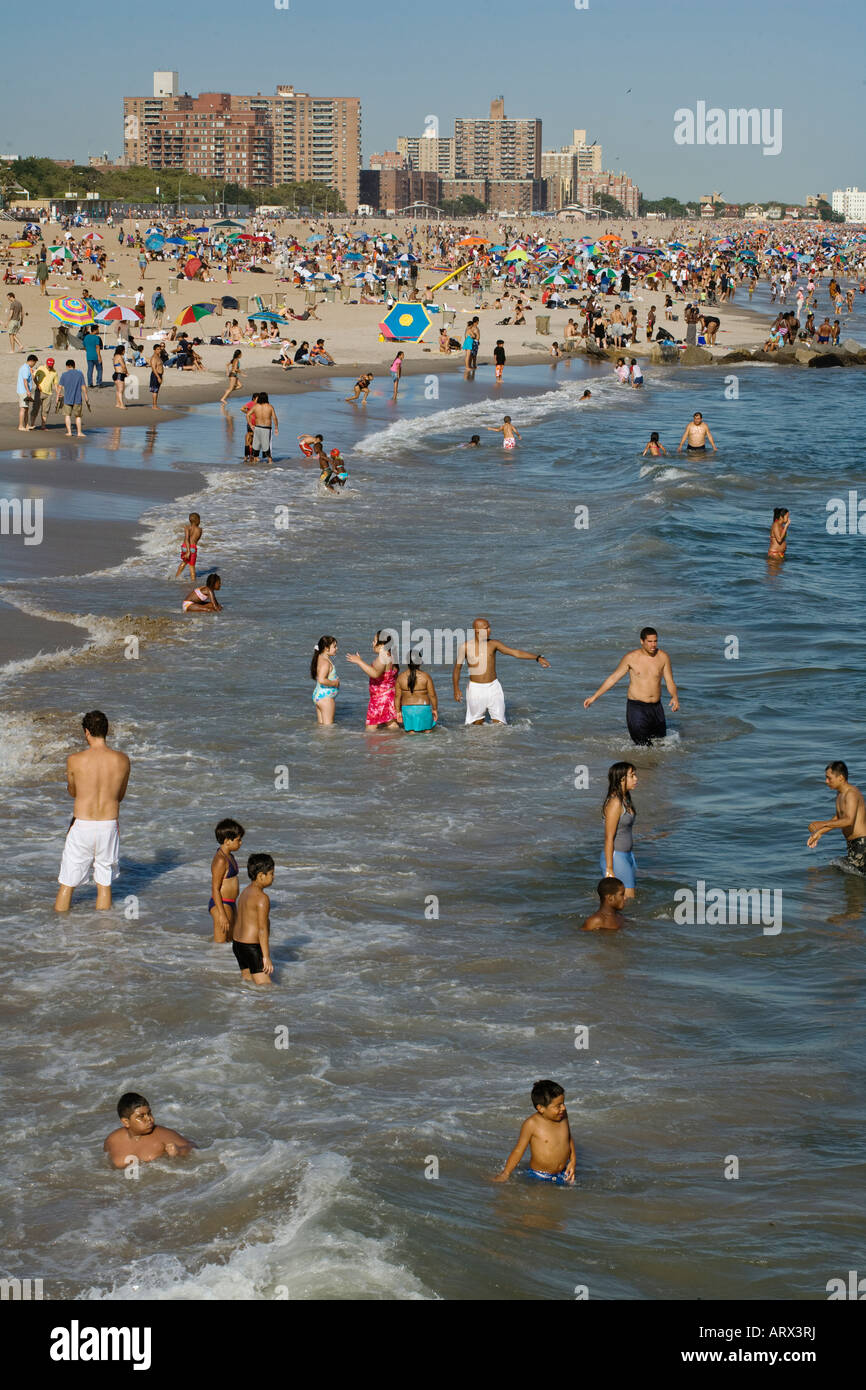 La gente sulla sabbia e nel surf di Coney Island Beach NEW YORK CITY Foto Stock