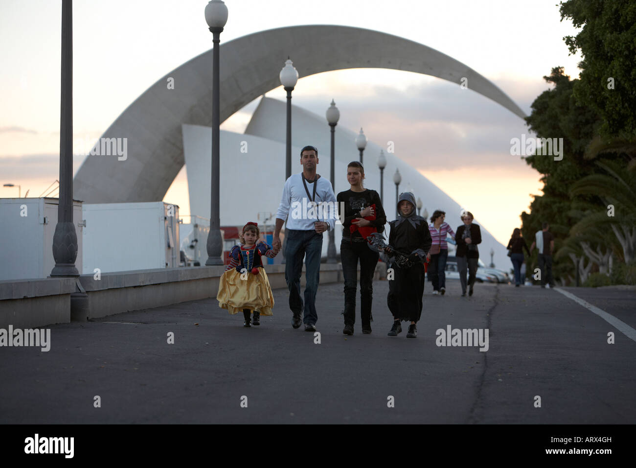 Famiglia spagnola a camminare verso il carnaval di fronte all'Auditorio de Tenerife santa cruz Tenerife Canarie Spagna Foto Stock