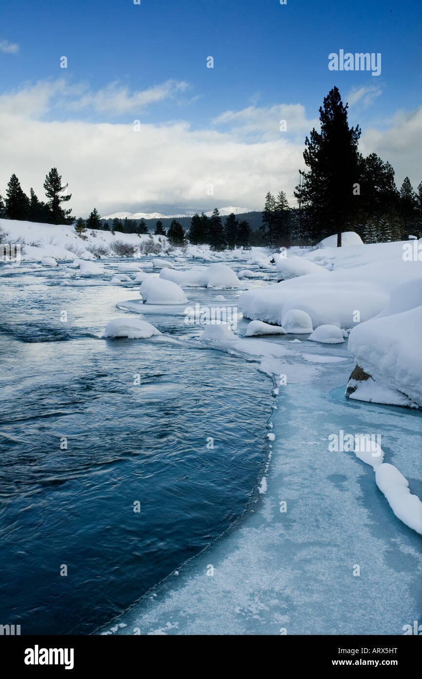 Il selvaggio e scenic fiume Truckee durante una tempesta di neve Foto Stock