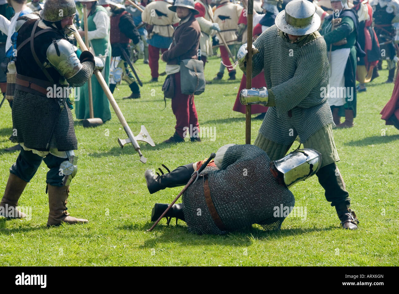 Un cavaliere cade alla sua morte nel mezzo del campo di battaglia Renactment storica battaglia di Tewkesbury 1471 Inghilterra 2007 NR Foto Stock