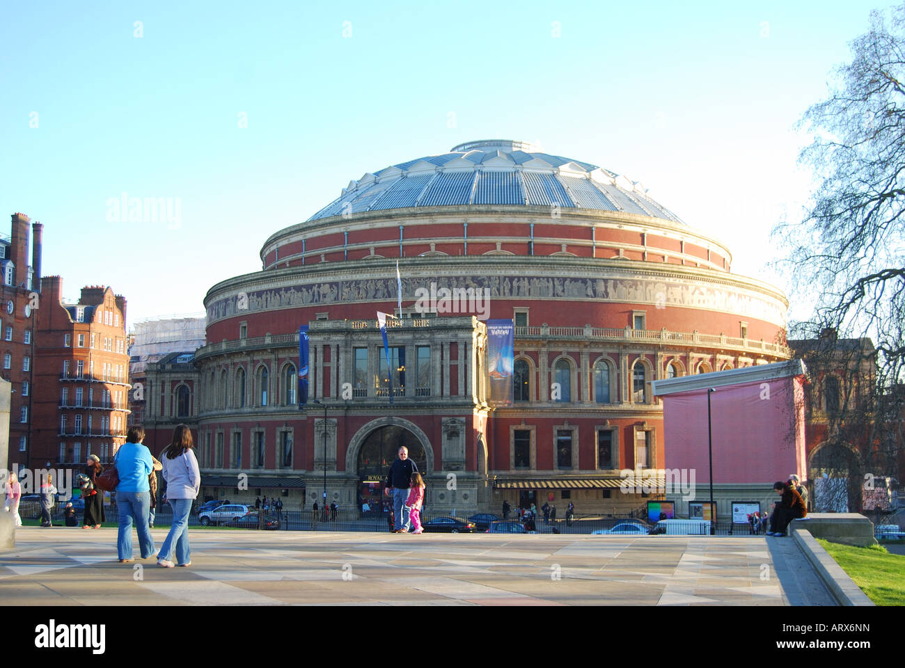Vista esterna al tramonto, Royal Albert Hall, Kensington, London, England, Regno Unito Foto Stock