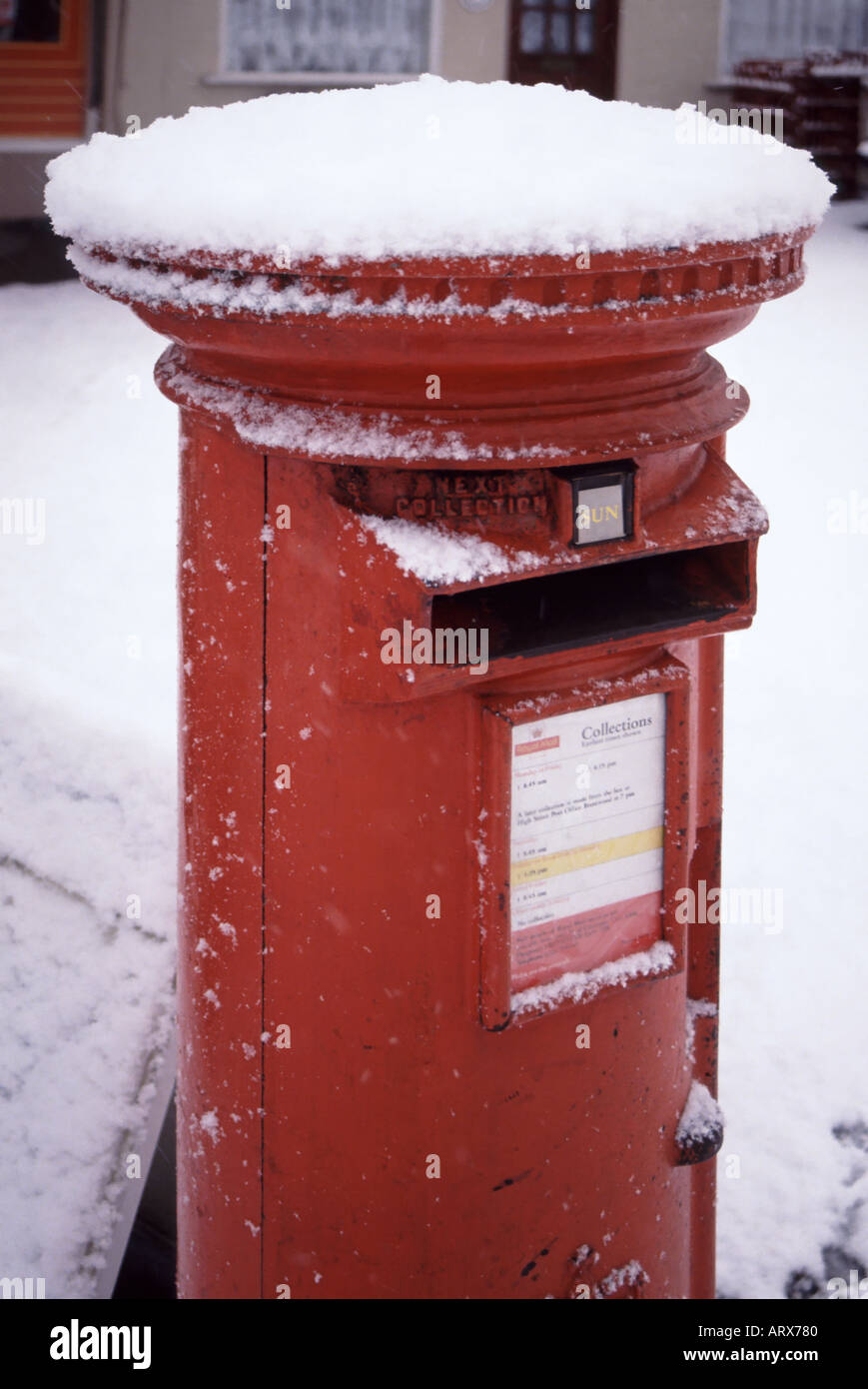 Tipo di cilindro di casella di posta dopo la nevicata Foto Stock