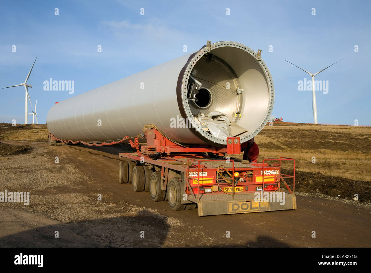 Dare Svaergods Trasporto Il trasporto di merci su strada, offrendo prendendo le torri a turbina eolica, componenti per centrali eoliche al sito Drumderg, Alyth, Scotland, Regno Unito Foto Stock