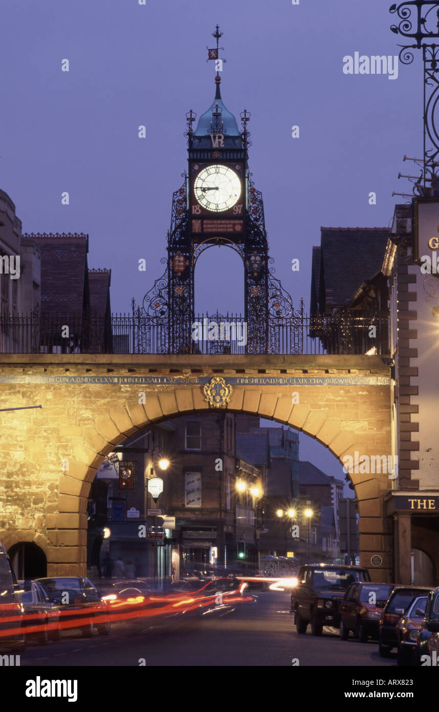 Chester 1897 clock tower su campi illuminati da Eastgate ingresso Foto Stock