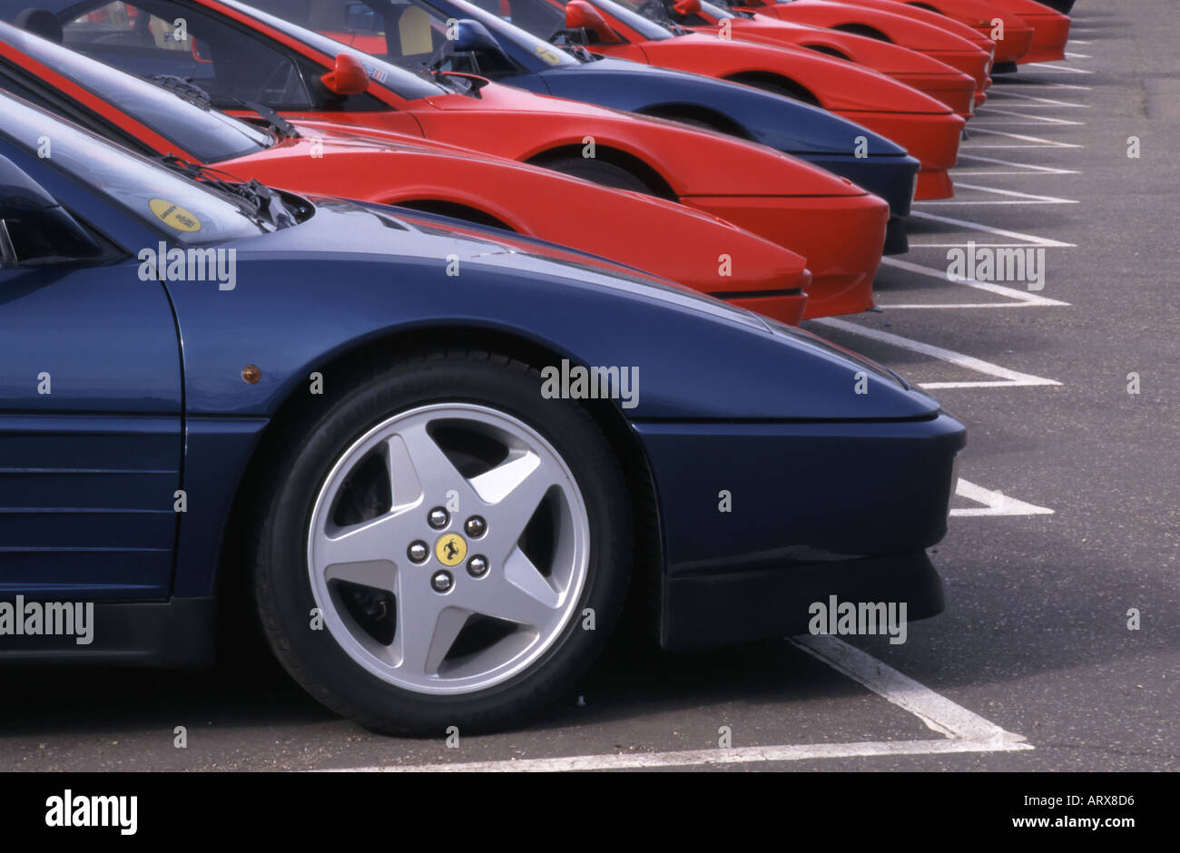 Vetture Ferrari sul display esterno showroom rivenditori Foto Stock