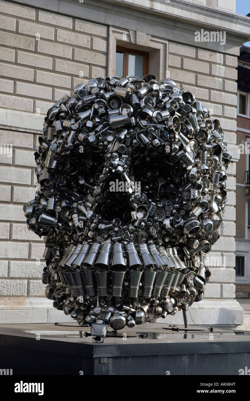 Un cranio scultura fatta di lattine e metallo lungo il Canal Grande Venezia Italia Italia il 5 dicembre 2007 Foto Stock