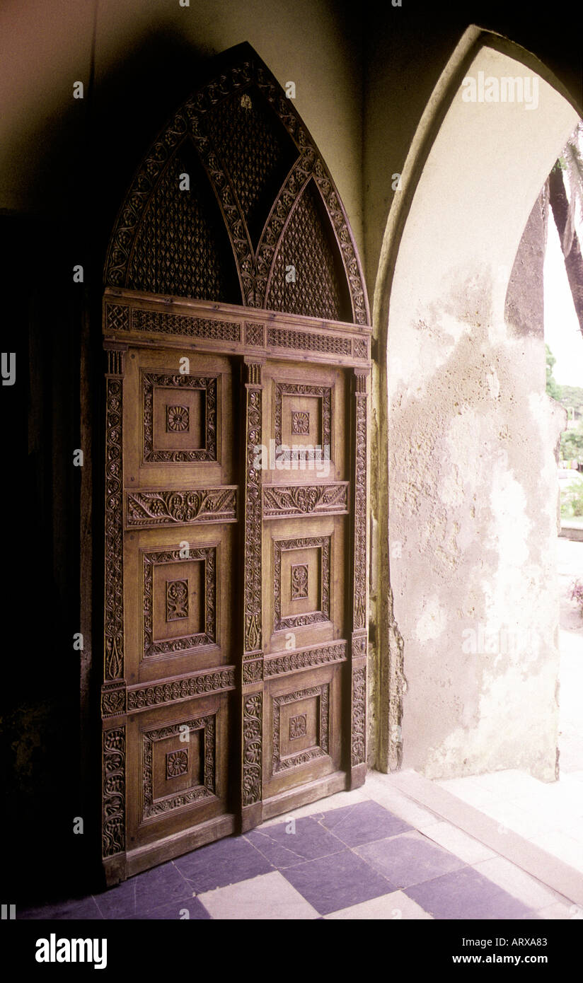 Tipica tradizionale porta di legno incisa in Stone Town di Zanzibar Tanzania Africa orientale Foto Stock