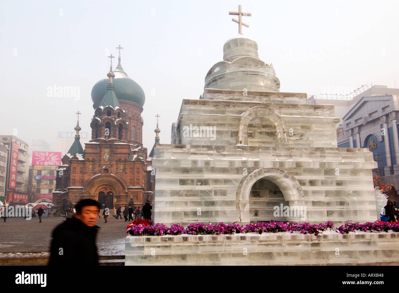 Saint Sophia Chiesa e Chiesa di ghiaccio nella zona centrale di Harbin durante il festival del ghiaccio in Cina 2005 Foto Stock