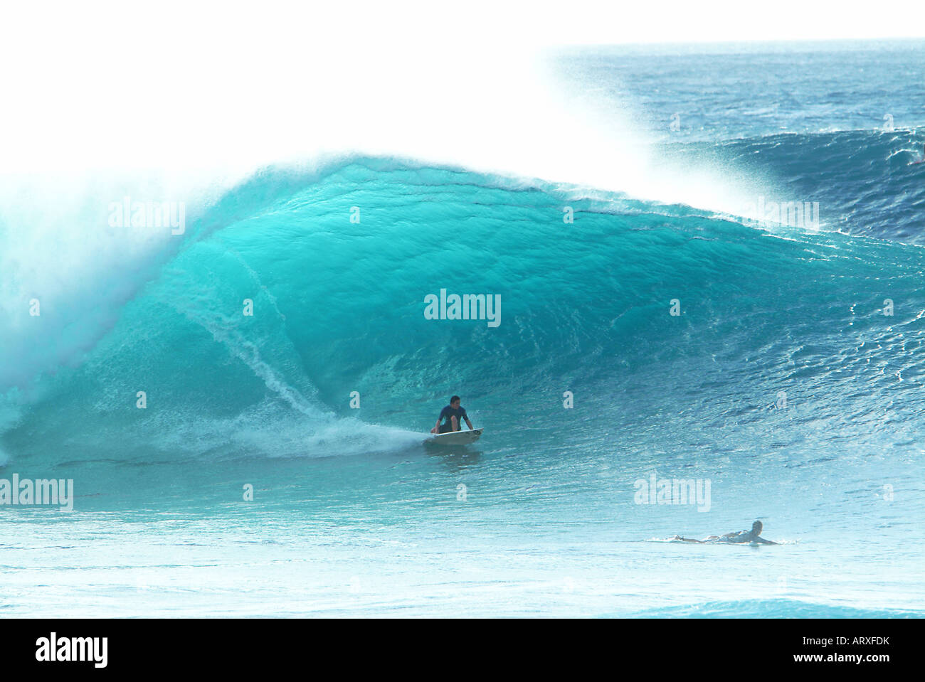 La navigazione di Banzai Pipeline durante i mesi invernali a Ehukai Beach Park, North Shore dell isola di Oahu Foto Stock