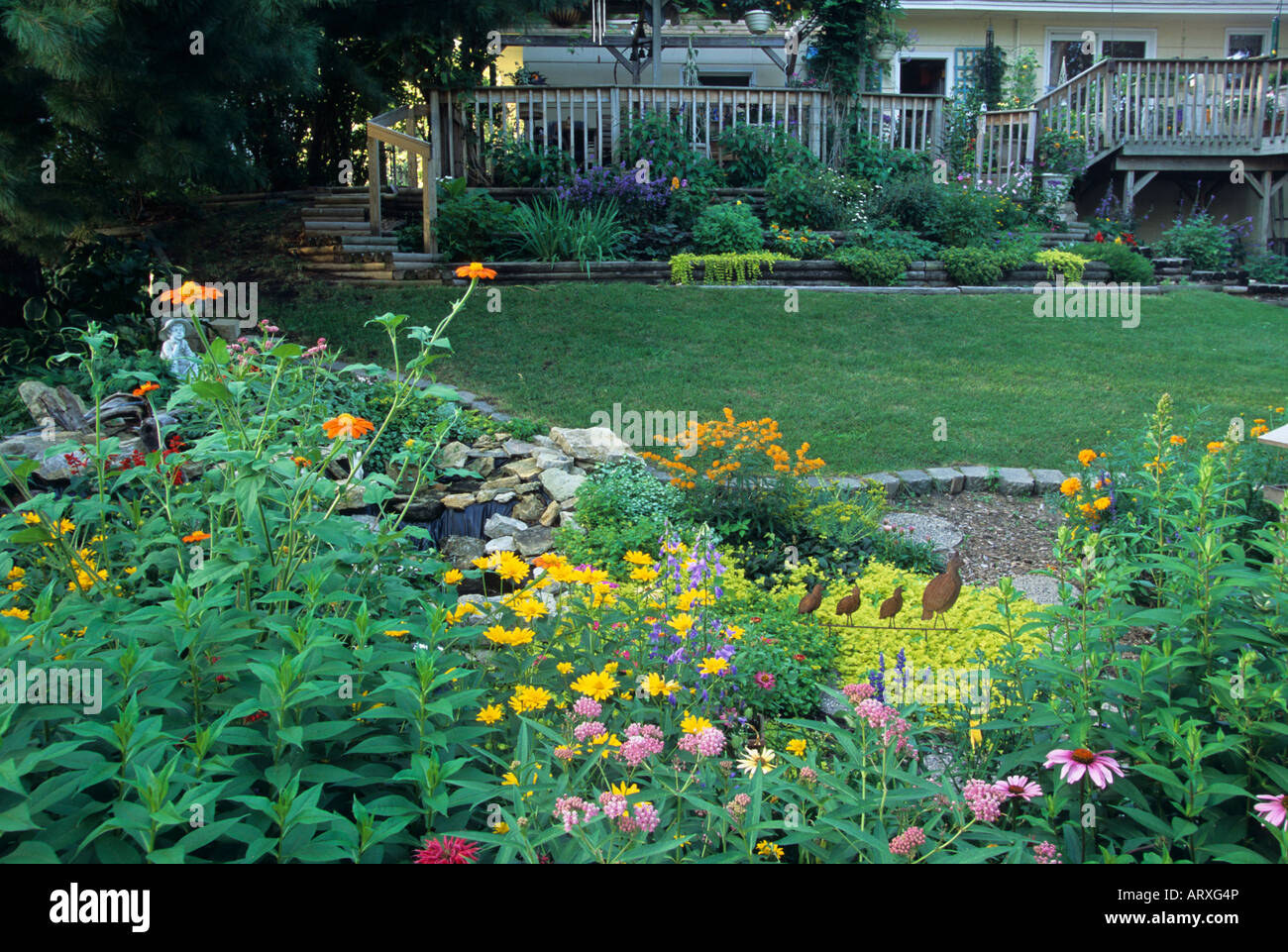 Vista della midwestern Stati Uniti Giardino in luglio con terrazze aiuole di fiori sotto i ponti indietro. Foto Stock