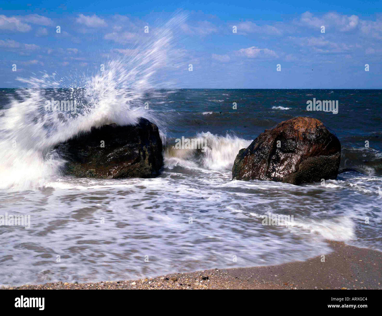 Onde che si infrangono su grossi massi vicino al litorale Long Island Sound Greenport NY Foto Stock