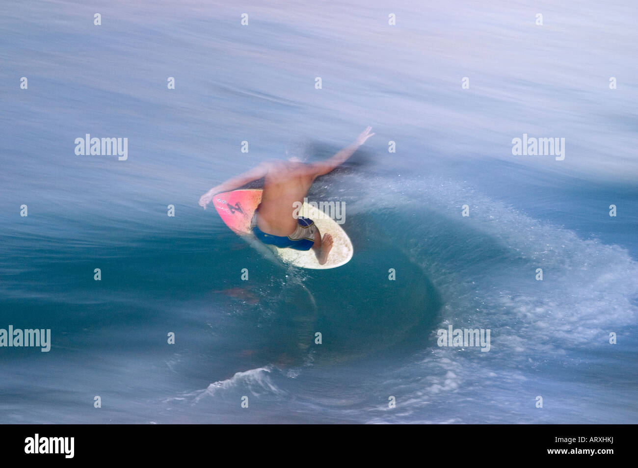L'uomo skimboarding. Una lunga esposizione con otturatore trascinare. Foto Stock