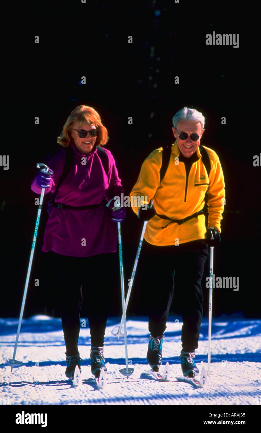 Senior l uomo e la donna lo sci di fondo in una giornata di sole nella neve Foto Stock