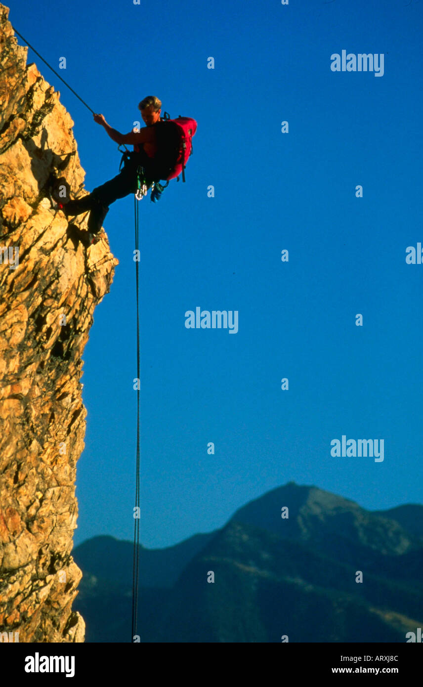 In Rapelling Wasatch Mountains dello Utah con Lone Peak a distanza Foto Stock In Rapelling Wasatch Mountains dello Utah con Lone Peak a distanza Foto Stock