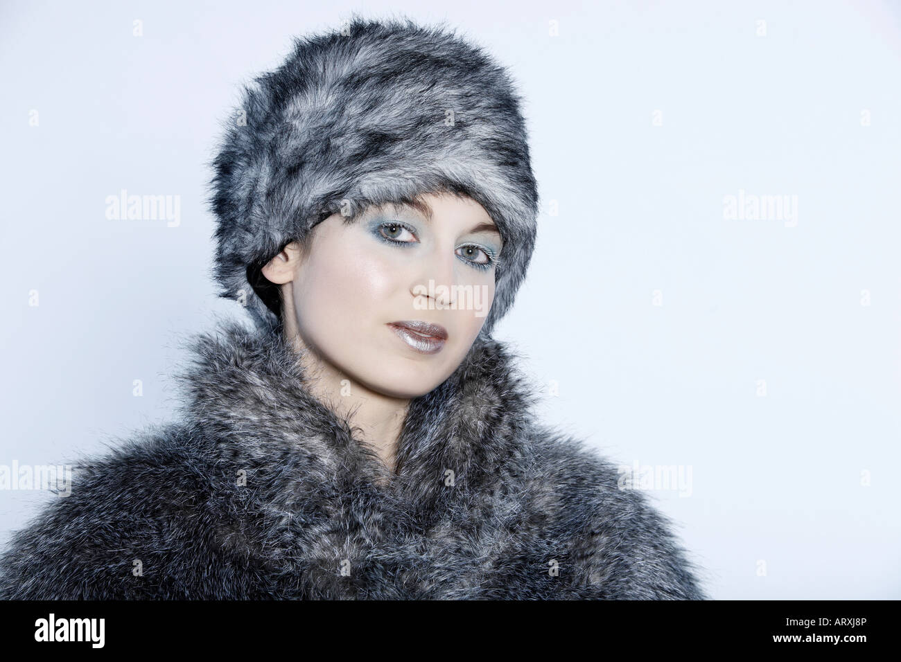 Studio shot ritratto di una donna bellissima russo tipo in una pelliccia e  cappello Foto stock - Alamy