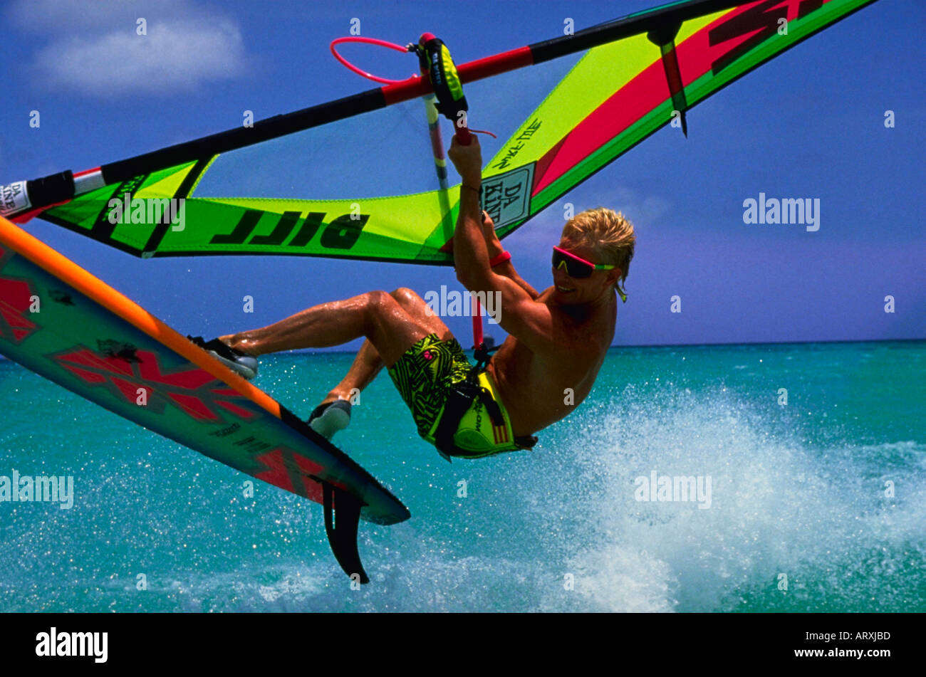 Windsurf saltando le onde al largo dell'isola di Aruba nelle Antille olandesi nei Caraibi meridionali Foto Stock