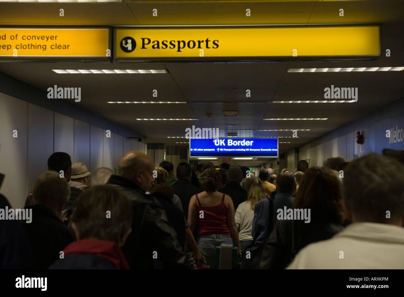 UK Border controllo passaporti coda presso l'aeroporto di Glasgow - Immigrazione e arrivi Foto Stock